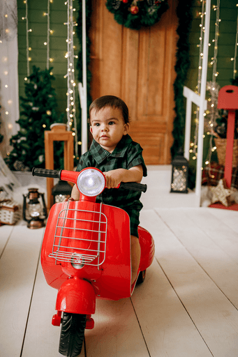 cenario de natal, casa do papai noel, moto elétrica, estídio fotografico em jau, fotografia infantil, bauru, dois córregos, fotos de natal, familia, 