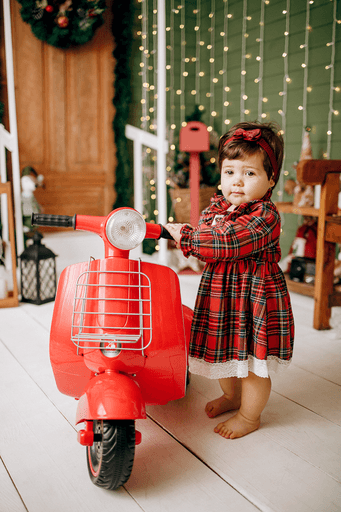 cenario de natal, casa do papai noel, moto elétrica, estídio fotografico em jau, fotografia infantil, bauru, dois córregos, fotos de natal, familia, 