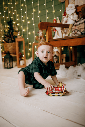 cenario de natal, casa do papai noel, moto elétrica, estídio fotografico em jau, fotografia infantil, bauru, dois córregos, fotos de natal, familia, 