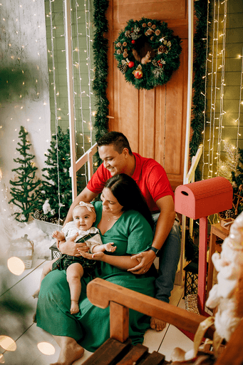 cenario de natal, casa do papai noel, moto elétrica, estídio fotografico em jau, fotografia infantil, bauru, dois córregos, fotos de natal, familia, 