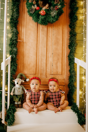 cenario de natal, casa do papai noel, moto elétrica, estídio fotografico em jau, fotografia infantil, bauru, dois córregos, fotos de natal, familia, 