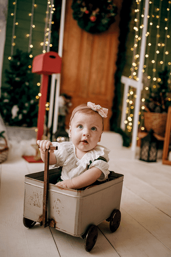 cenario de natal, casa do papai noel, moto elétrica, estídio fotografico em jau, fotografia infantil, bauru, dois córregos, fotos de natal, familia, 