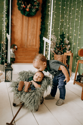 cenario de natal, casa do papai noel, moto elétrica, estídio fotografico em jau, fotografia infantil, bauru, dois córregos, fotos de natal, familia, 