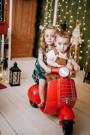 cenario de natal, casa do papai noel, moto elétrica, estídio fotografico em jau, fotografia infantil, bauru, dois córregos, fotos de natal, familia, 