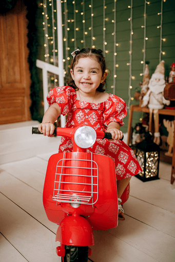 cenario de natal, casa do papai noel, moto elétrica, estídio fotografico em jau, fotografia infantil, bauru, dois córregos, fotos de natal, familia, 