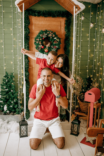 cenario de natal, casa do papai noel, moto elétrica, estídio fotografico em jau, fotografia infantil, bauru, dois córregos, fotos de natal, familia, 