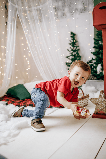 cenario de natal, casa do papai noel, moto elétrica, estídio fotografico em jau, fotografia infantil, bauru, dois córregos, fotos de natal, familia, 