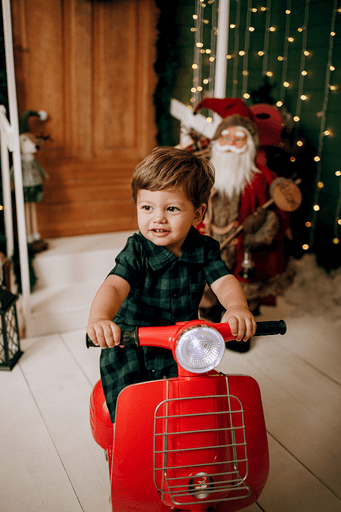 cenario de natal, casa do papai noel, moto elétrica, estídio fotografico em jau, fotografia infantil, bauru, dois córregos, fotos de natal, familia, 