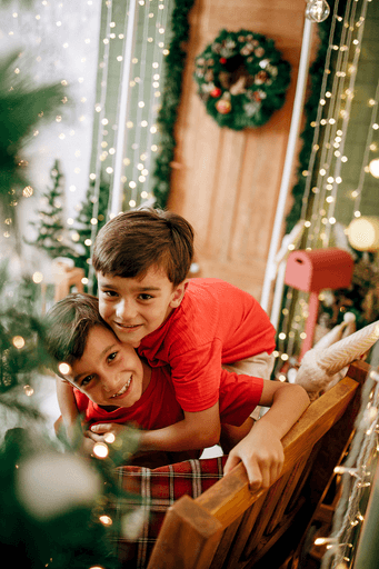 cenario de natal, casa do papai noel, moto elétrica, estídio fotografico em jau, fotografia infantil, bauru, dois córregos, fotos de natal, familia, 