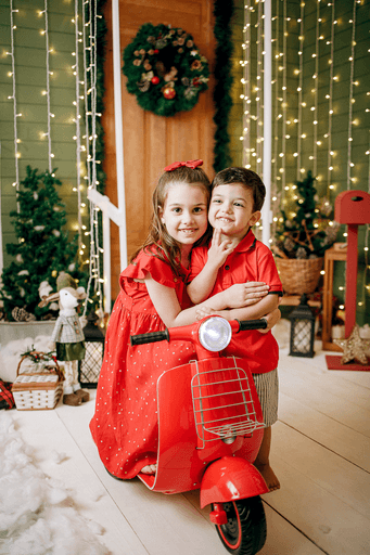 cenario de natal, casa do papai noel, moto elétrica, estídio fotografico em jau, fotografia infantil, bauru, dois córregos, fotos de natal, familia, 