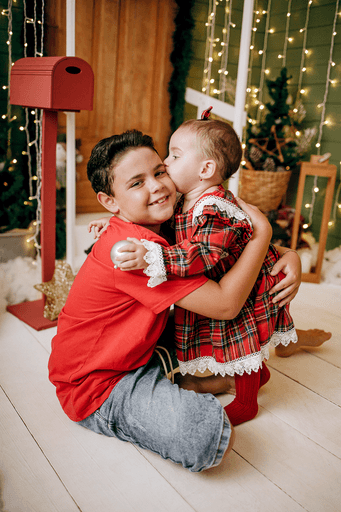 cenario de natal, casa do papai noel, moto elétrica, estídio fotografico em jau, fotografia infantil, bauru, dois córregos, fotos de natal, familia, 