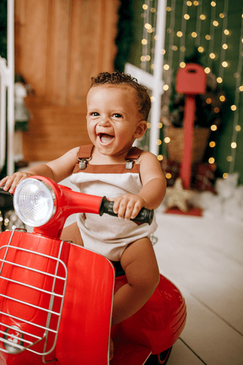 cenario de natal, casa do papai noel, moto elétrica, estídio fotografico em jau, fotografia infantil, bauru, dois córregos, fotos de natal, familia, 