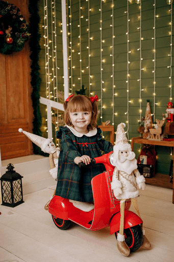 cenario de natal, casa do papai noel, moto elétrica, estídio fotografico em jau, fotografia infantil, bauru, dois córregos, fotos de natal, familia, 