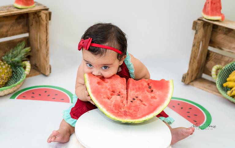 criança comendo fruta
