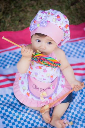 criança comendo doce