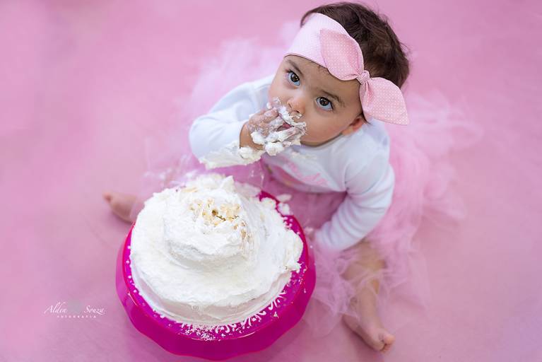 criança comendo bolo