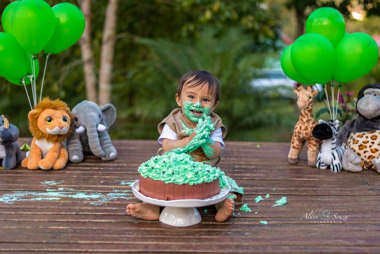 criança comendo bolo