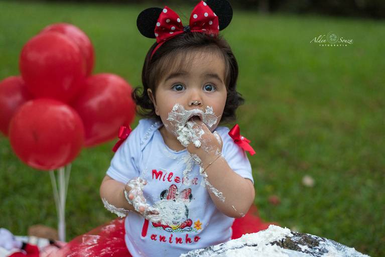 criança comendo bolo