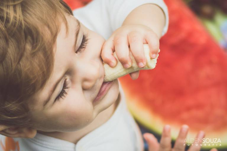 bebe comendo fruta