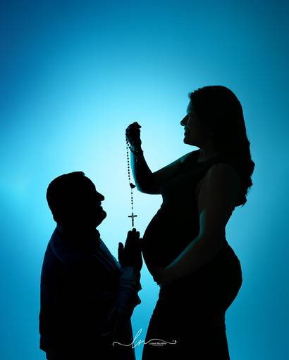 Ensaio de gravidez com cenário acolhedor e iluminação que valoriza cada detalhe da futura mamãe.