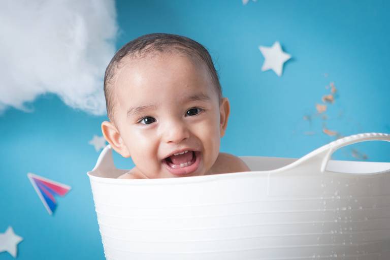 ensaio fotografia smash the cake para menino com tema Aviador , fotografia de criança, foto de bebê, foto de menino, banho do bebê em estúdio fotográfico