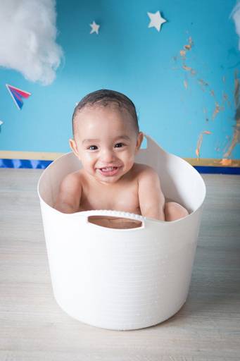ensaio fotografia smash the cake para menino com tema Aviador , fotografia de criança, foto de bebê, foto de menino, banho do bebê em estúdio fotográfico