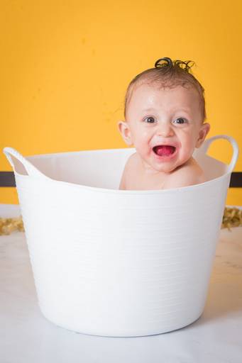 ensaio fotografia smash the cake para menin , fotografia de criança, foto de bebê, foto de menino,  banho de bebê em estúdio fotográfico