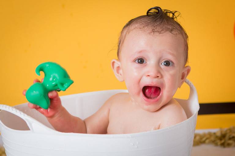 ensaio fotografia smash the cake para menin , fotografia de criança, foto de bebê, foto de menino,  banho de bebê em estúdio fotográfico
