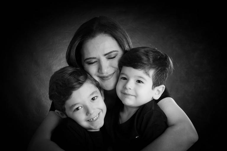 Retrato fotográfico  mãe com os filhos em preto e braco