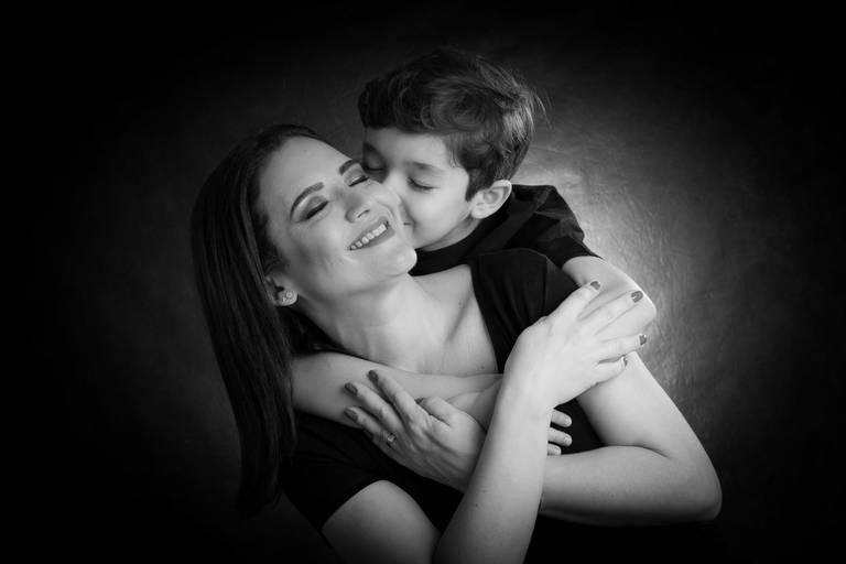 Retrato fotográfico mãe e filho em preto e branco