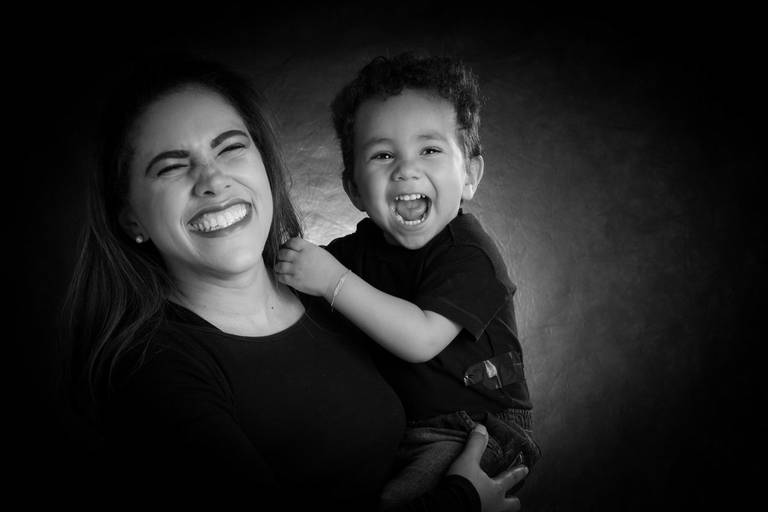 fotografia mãe e filho gargalhadas