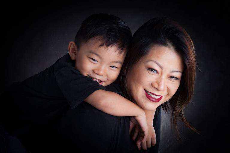 mãe e filho brincando, sorrindo felizes