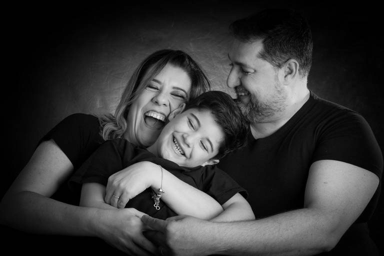 família , pai , mãe e filho sorrindo com muito amor 