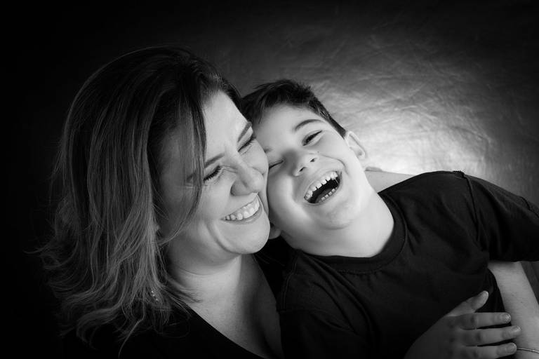 mãe e filhos juntos sorrindo, amor de mãe