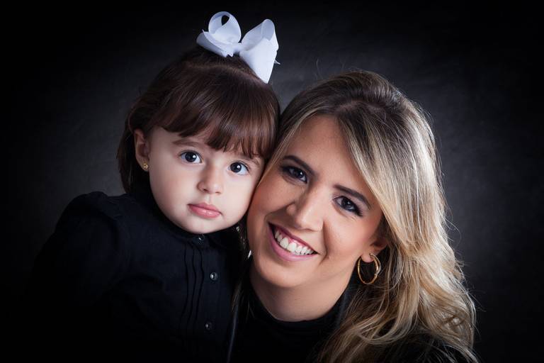 mãe e filha pousando para retrato clássico