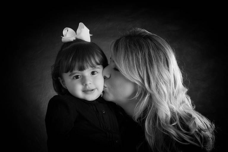 mãe e filha pousando para fotografia, felicidade e amor 