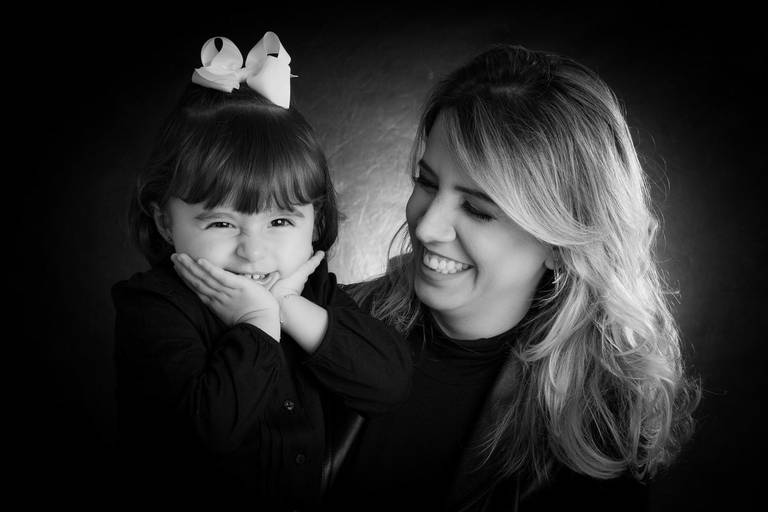 criança feliz junto de sua mãe , fotografia de família e mulheres