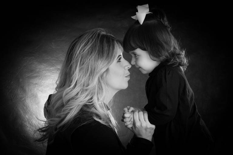 mãe e filha trocando carinho, beijo de foca e trocando olhares