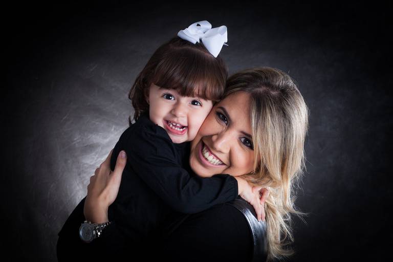 mãe e filha abraçando forte com muito amor e felicidade