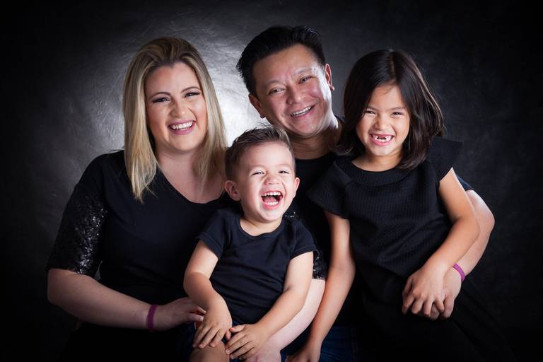 família pai, mãe , filha , filho fotografando sorriso