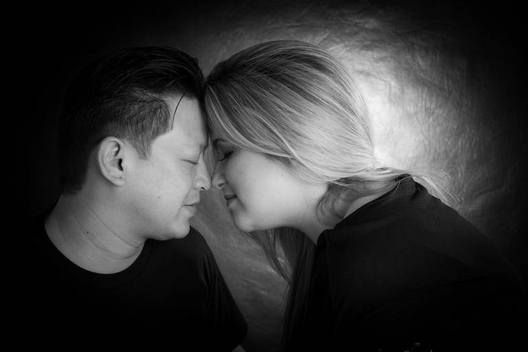 marido e mulher trocando carinho e  olhares