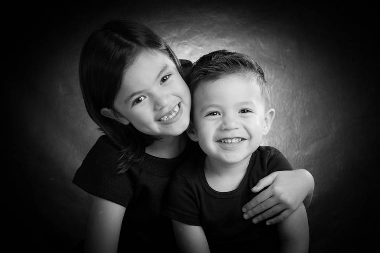 irmãos juntos felizes fotografia de família