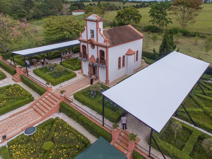 Coberturas personalizadas construídas em uma água com lona branca e forração em tecido verde.