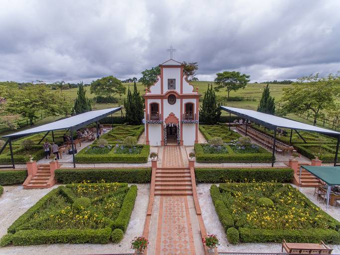 Cobertura personalizadas construídas em uma água com lona branca e forração em tecido verde.