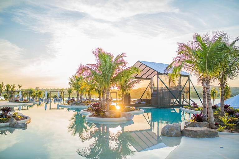 Palco personalizado, construído em duas águas com lona branca e forração em tecido verde.