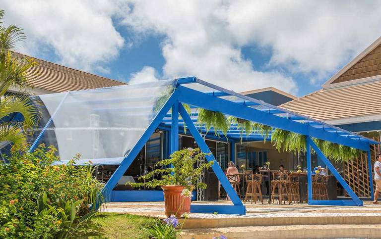 Cobertura personalizada construída em uma água, lona transparente e forração em tecido azul. Foram feitos também fechamentos laterais em lona transparente.