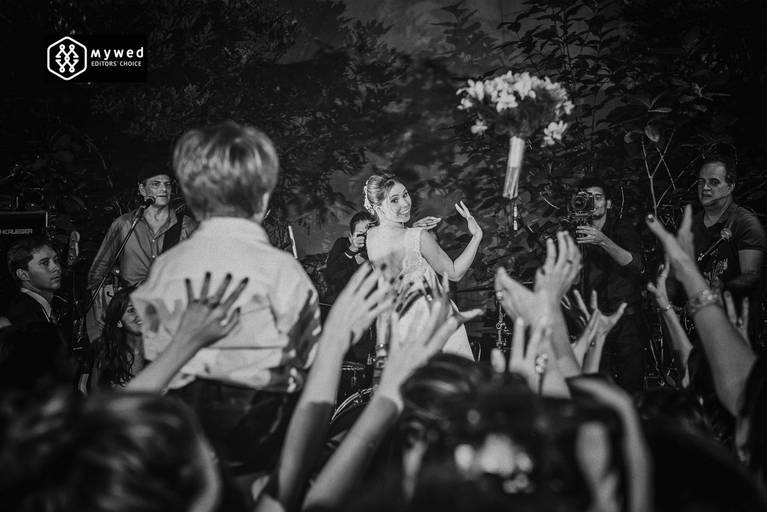 Foto premiada no mywed, noiva jogando o bouquet. Noiva na festa.