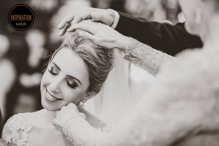 Foto premiada no Inspiration awards, carinho de mãe e filha no casamento durante a bênção.