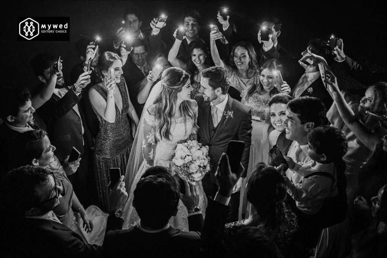 Foto casamento  premiada no mywed, Noivos no meio dos padrinhos, noivos e padrinhos, padrinhos segurando celular, foto divertida dos padrinhos e noivos.