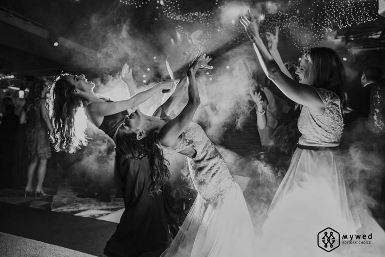 Foto premiada no mywed, Noiva dançando com as amigas, 